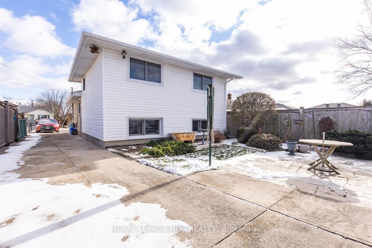 Photo 5 of 270 Marshall Avenue, Welland, Broadway — HOMEH