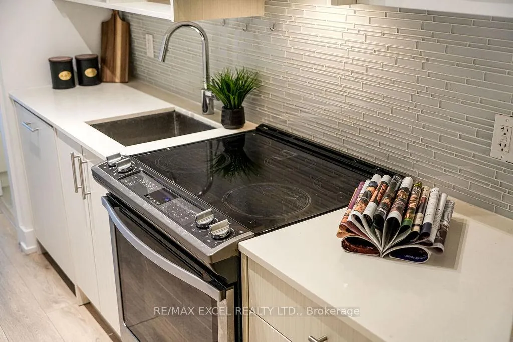 Photo 5 of Unit 318, 128 Fairview Mall Drive, North York, Don Valley Village — HOMEH