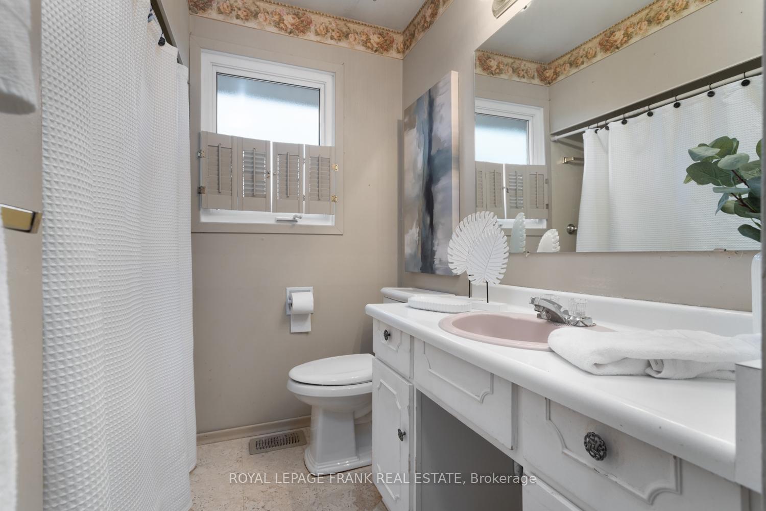 Photo 16 of 64 Seneca Avenue, Oshawa, Samac — HOMEH
