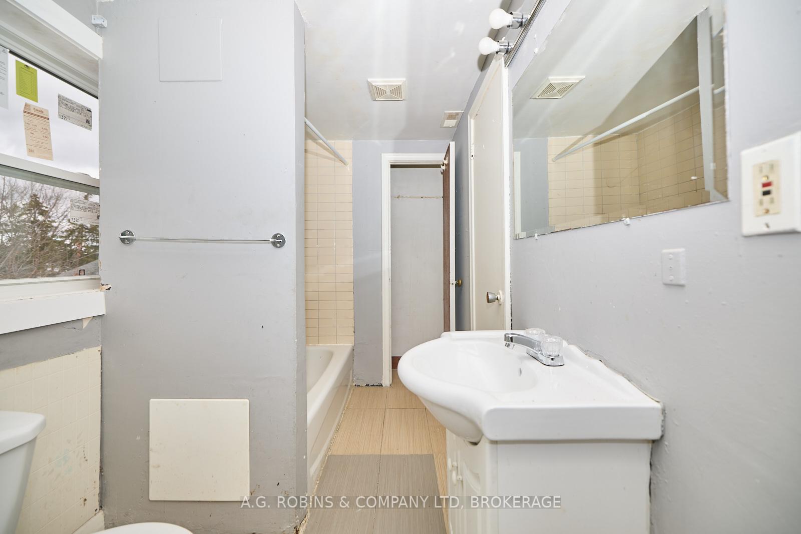 Photo 10 of 31 Wright Street, Welland, Lincoln/Crowland — HOMEH