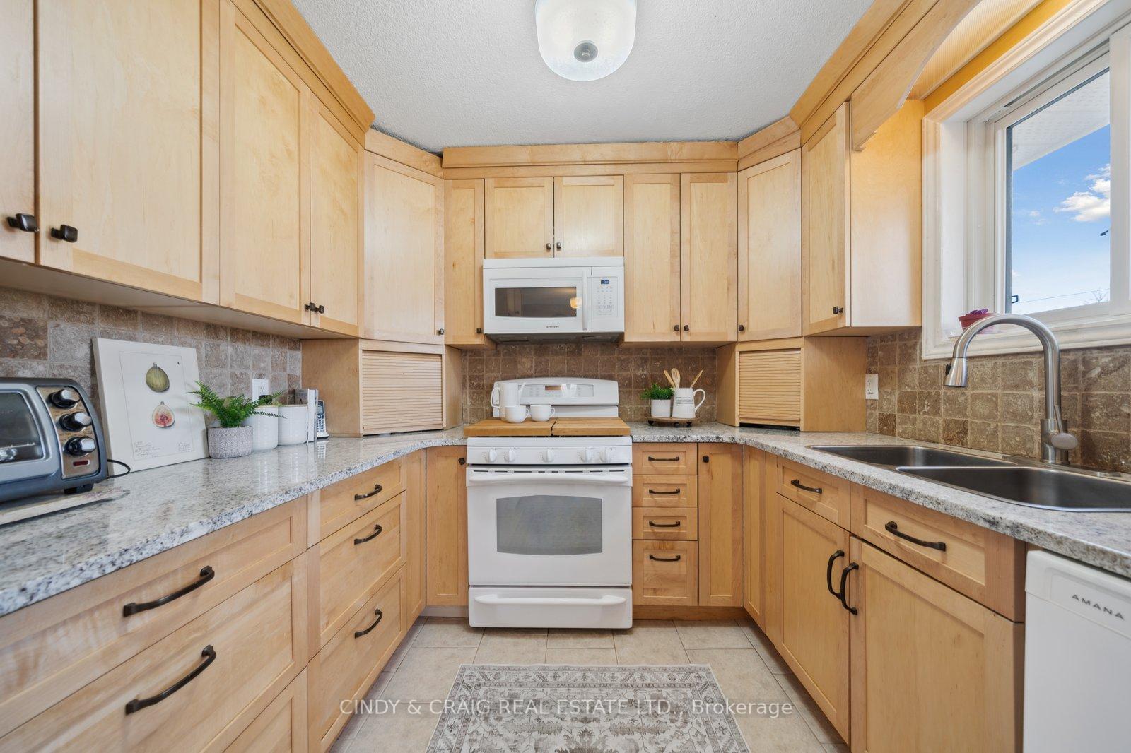 Photo 5 of 501 Labrador Drive, Oshawa, Donevan — HOMEH