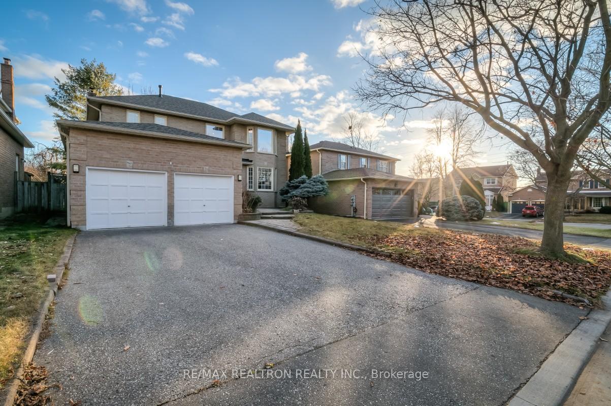Photo 2 of 33 Flint Crescent, Whitby, Rolling Acres — HOMEH