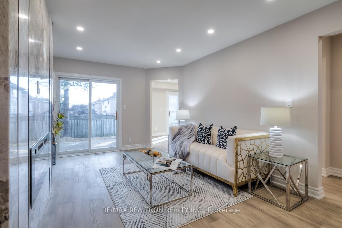 Photo 11 of 33 Flint Crescent, Whitby, Rolling Acres — HOMEH