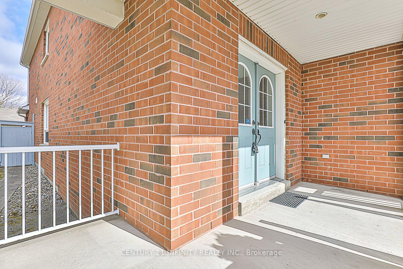 Photo 4 of 968 Greenleaf Circle, Oshawa, Taunton — HOMEH