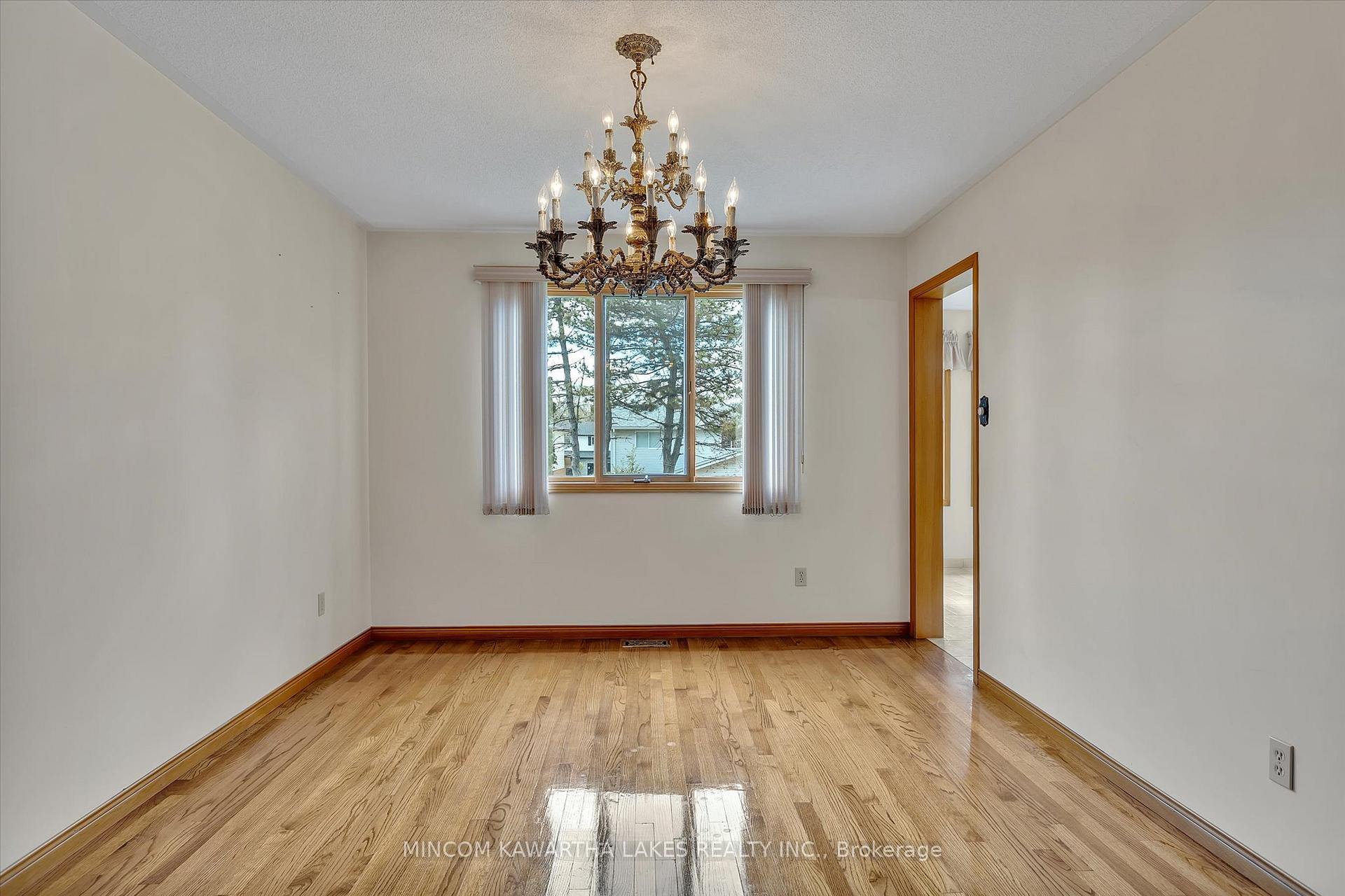 Photo 9 of 1914 Parkwood Circle, Peterborough, Monaghan Ward 2 — HOMEH