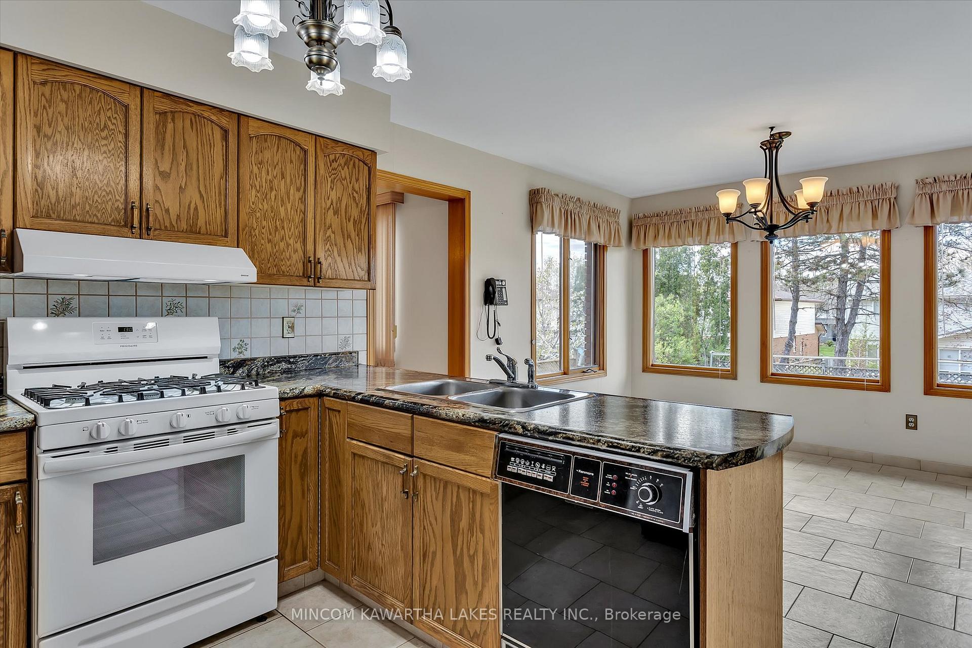 Photo 15 of 1914 Parkwood Circle, Peterborough, Monaghan Ward 2 — HOMEH