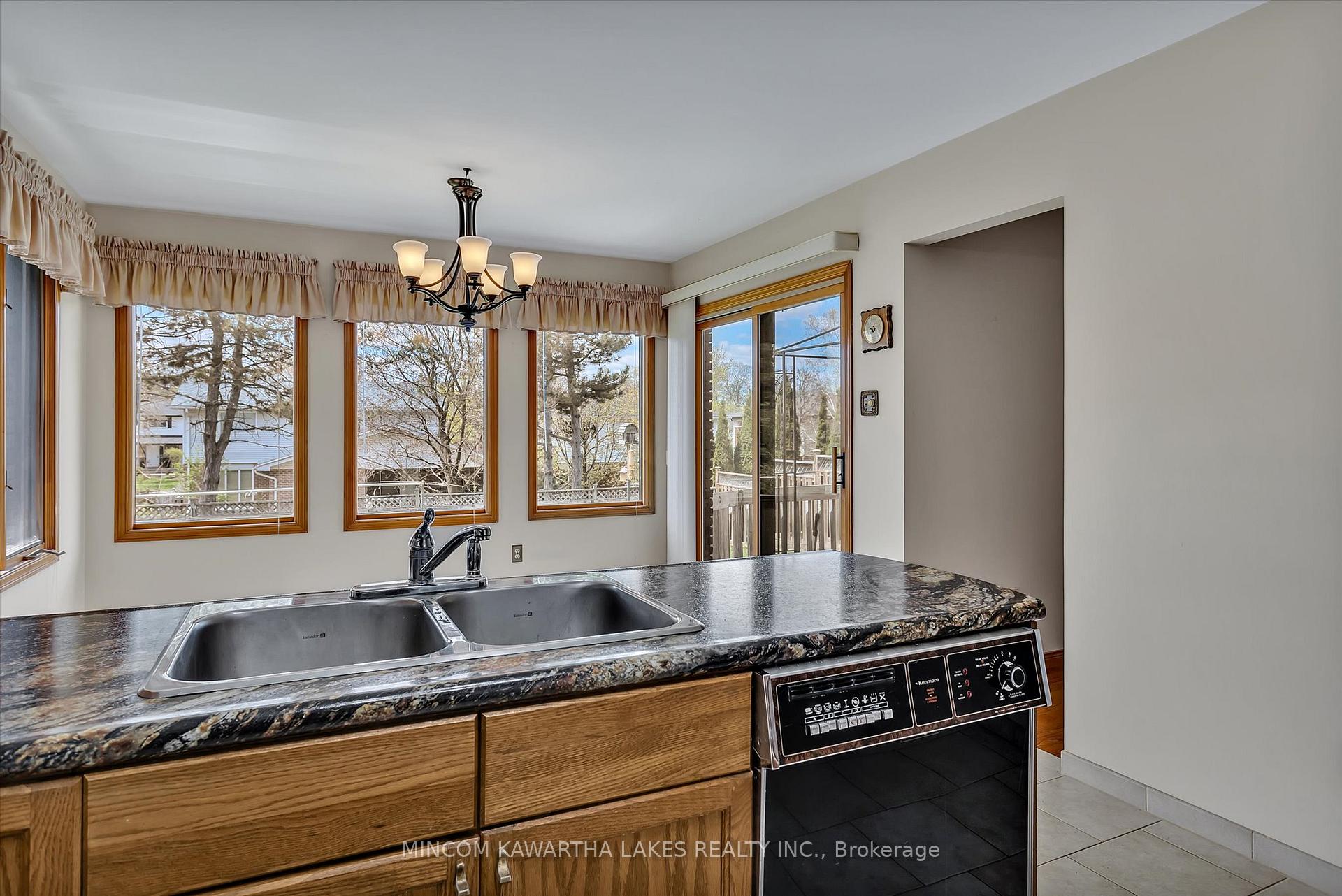 Photo 16 of 1914 Parkwood Circle, Peterborough, Monaghan Ward 2 — HOMEH