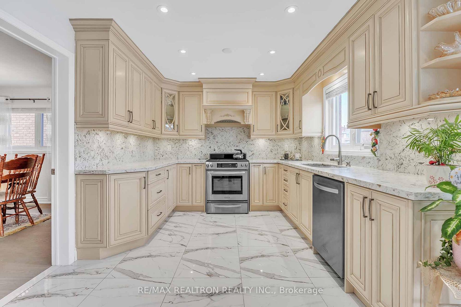 Photo 14 of 123 Mapes Avenue, Vaughan, West Woodbridge — HOMEH