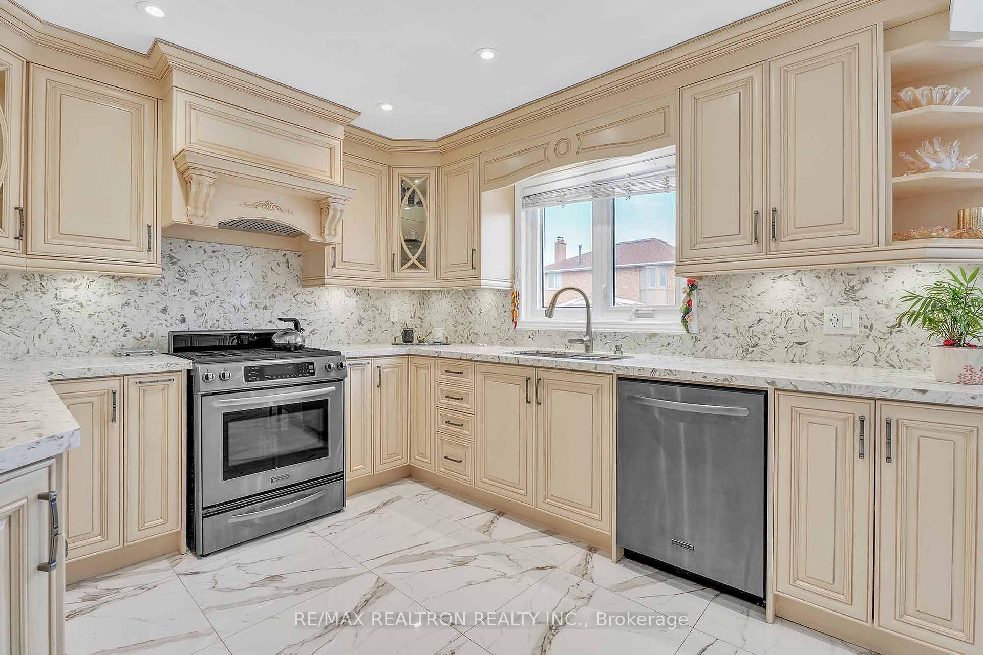 Photo 15 of 123 Mapes Avenue, Vaughan, West Woodbridge — HOMEH
