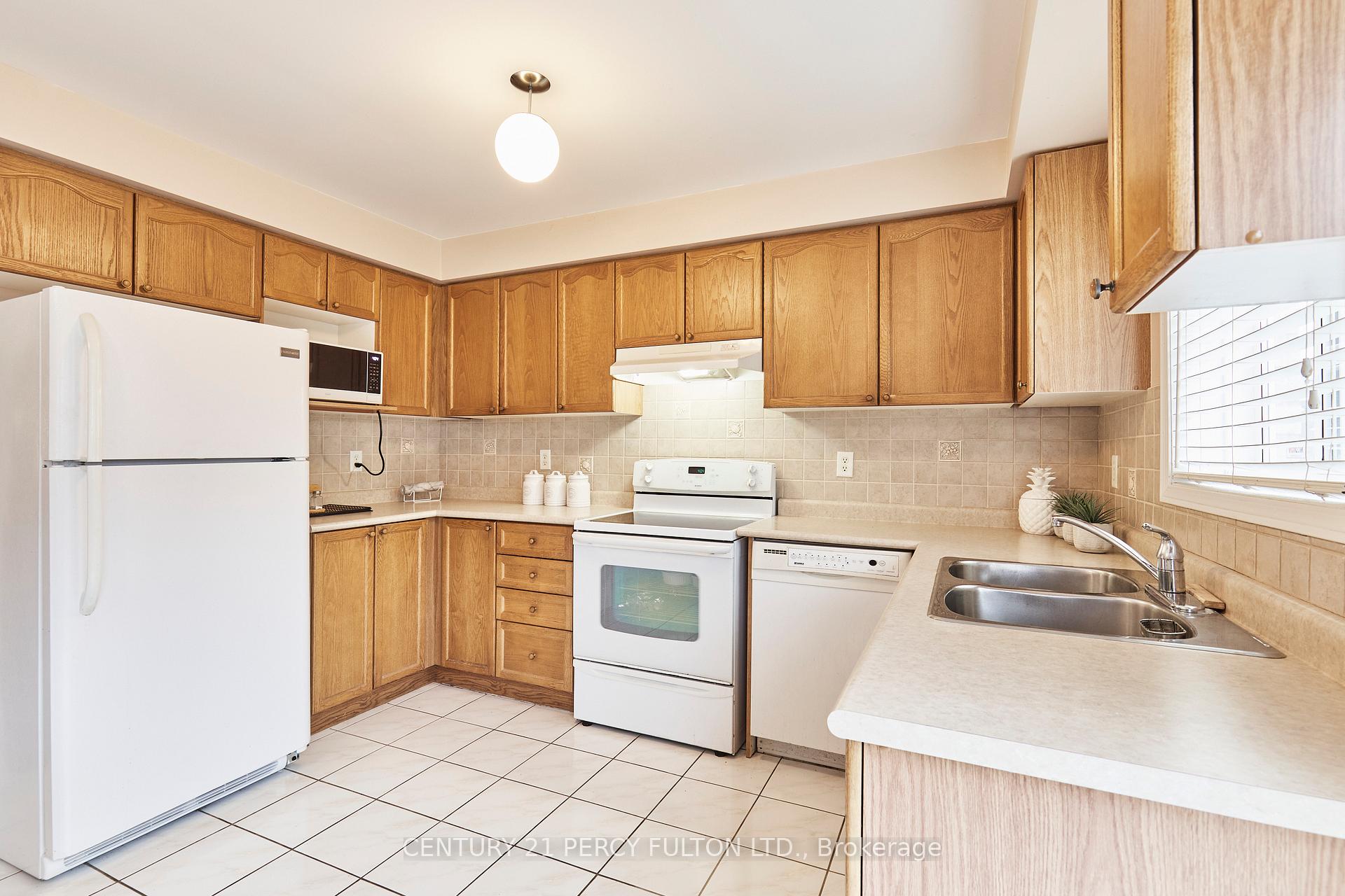 Photo 12 of 1463 Heartland Boulevard, Oshawa, Taunton — HOMEH