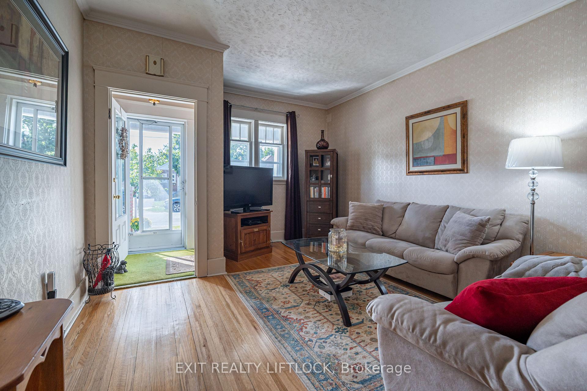 Photo 4 of 544 Douglas Avenue, Peterborough, Town Ward 3 — HOMEH