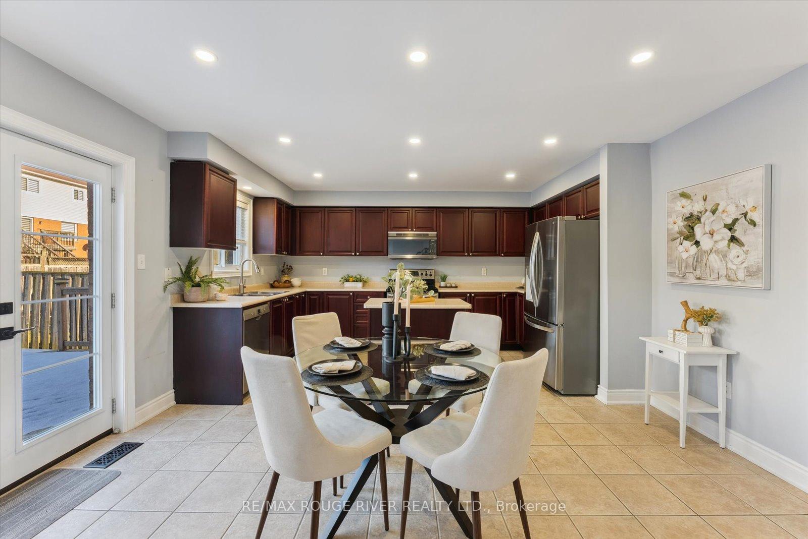 Photo 10 of 35 Baycliffe Drive, Whitby, Williamsburg — HOMEH