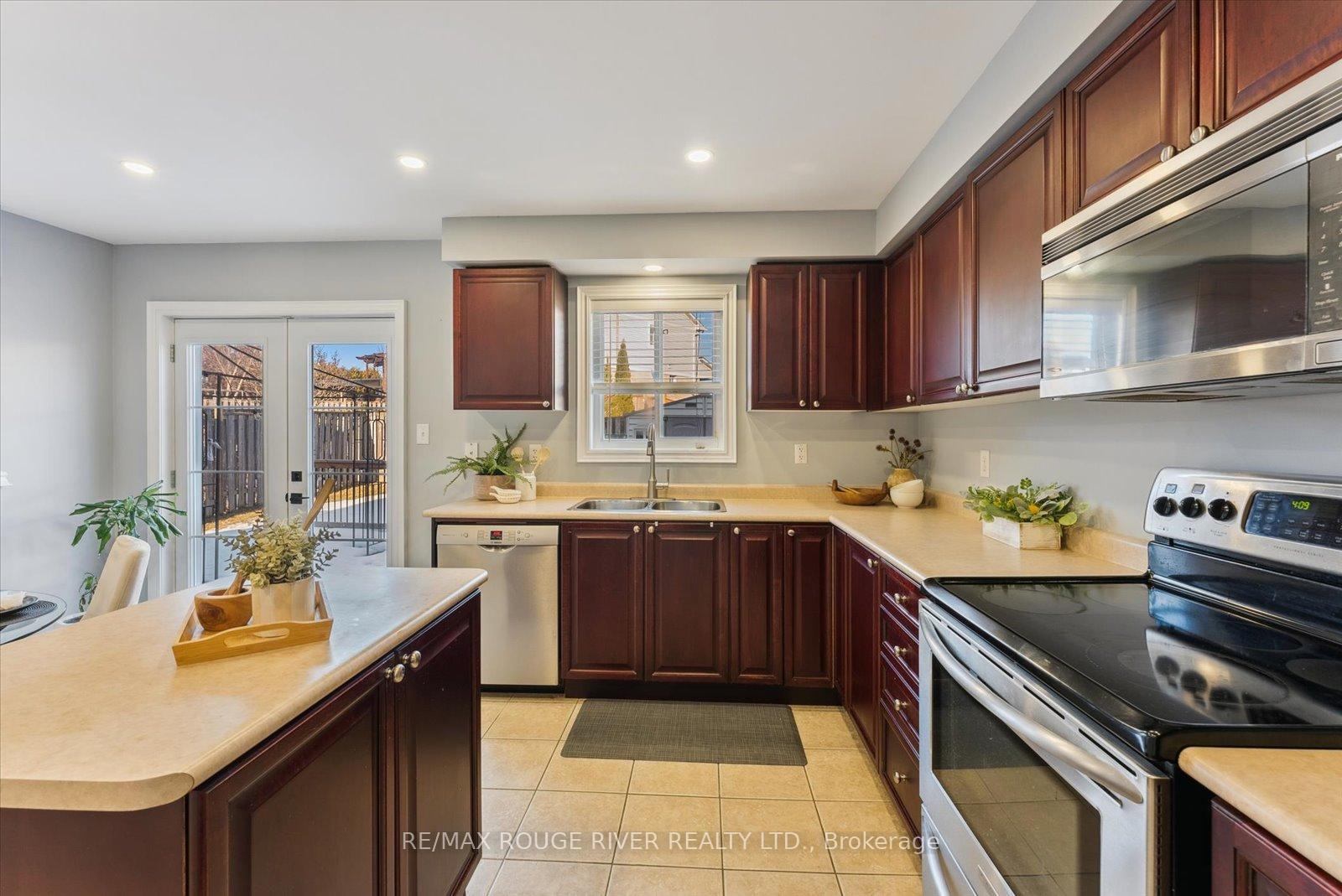 Photo 11 of 35 Baycliffe Drive, Whitby, Williamsburg — HOMEH