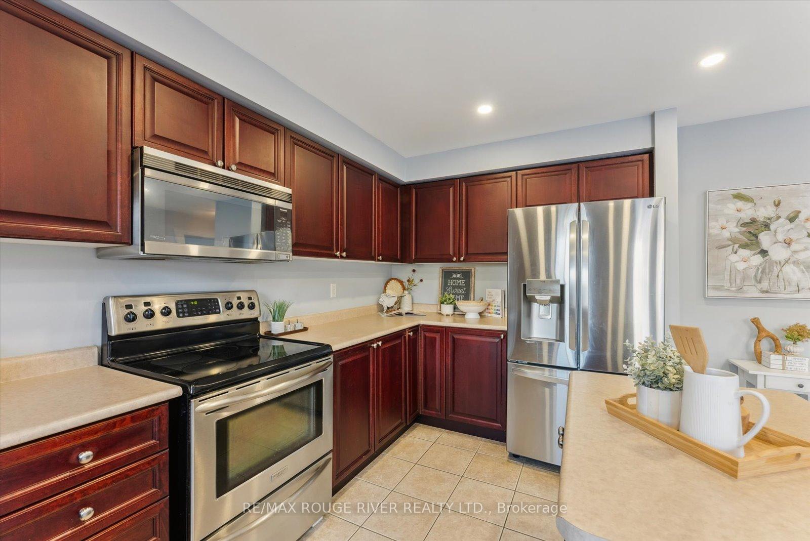 Photo 12 of 35 Baycliffe Drive, Whitby, Williamsburg — HOMEH
