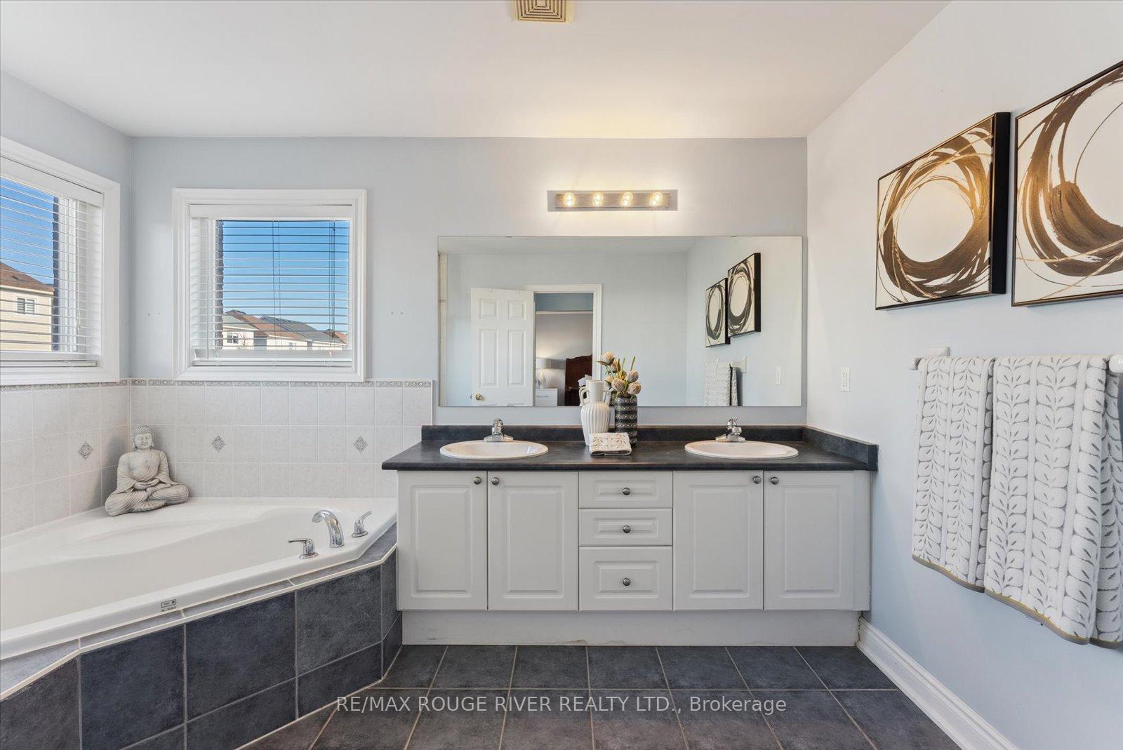 Photo 16 of 35 Baycliffe Drive, Whitby, Williamsburg — HOMEH