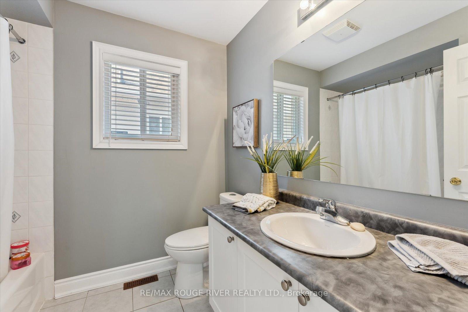 Photo 21 of 35 Baycliffe Drive, Whitby, Williamsburg — HOMEH