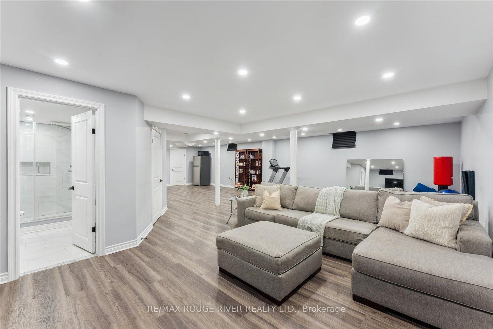 Photo 24 of 35 Baycliffe Drive, Whitby, Williamsburg — HOMEH
