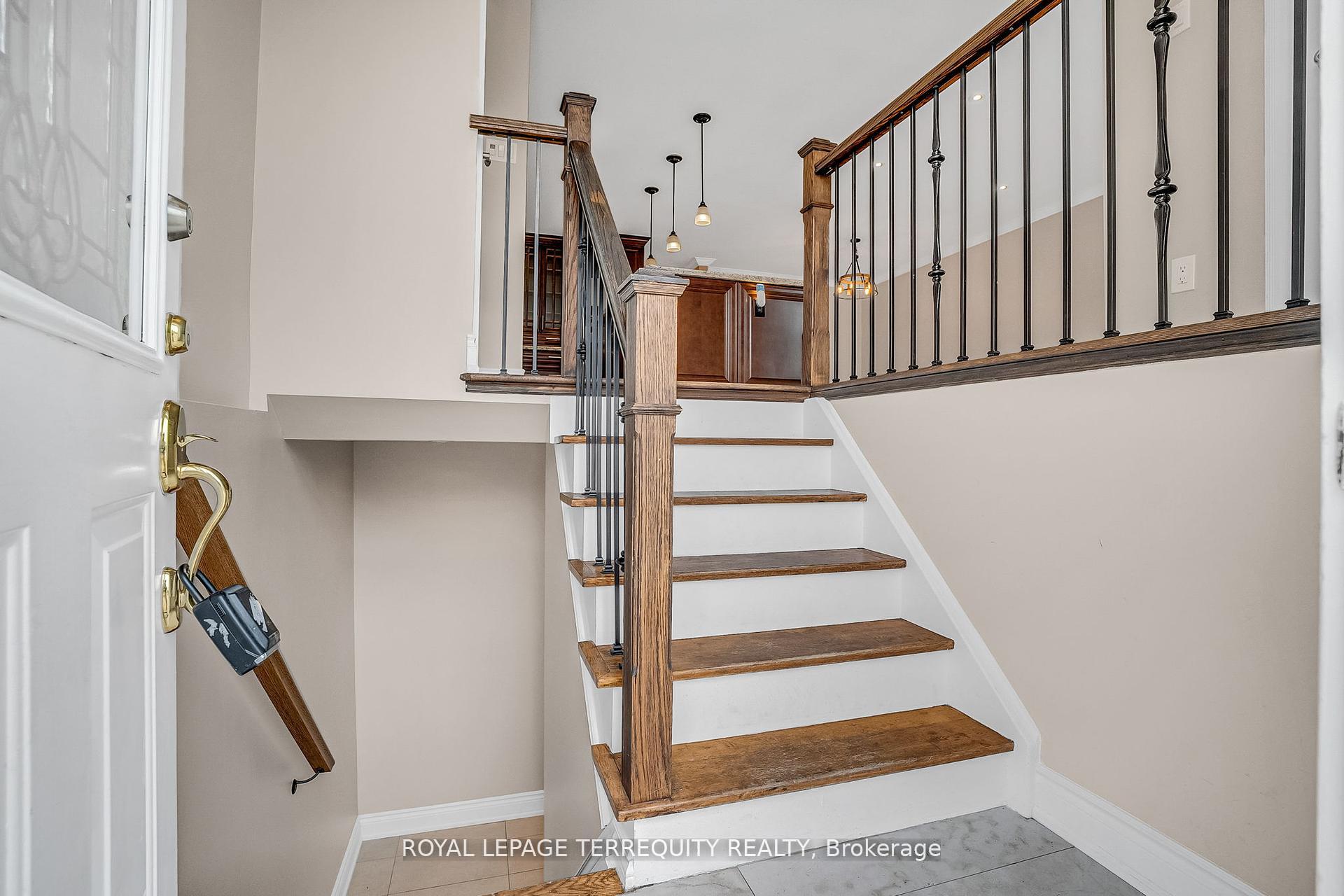 Photo 4 of 17 Agincourt Road, Vaughan, West Woodbridge — HOMEH