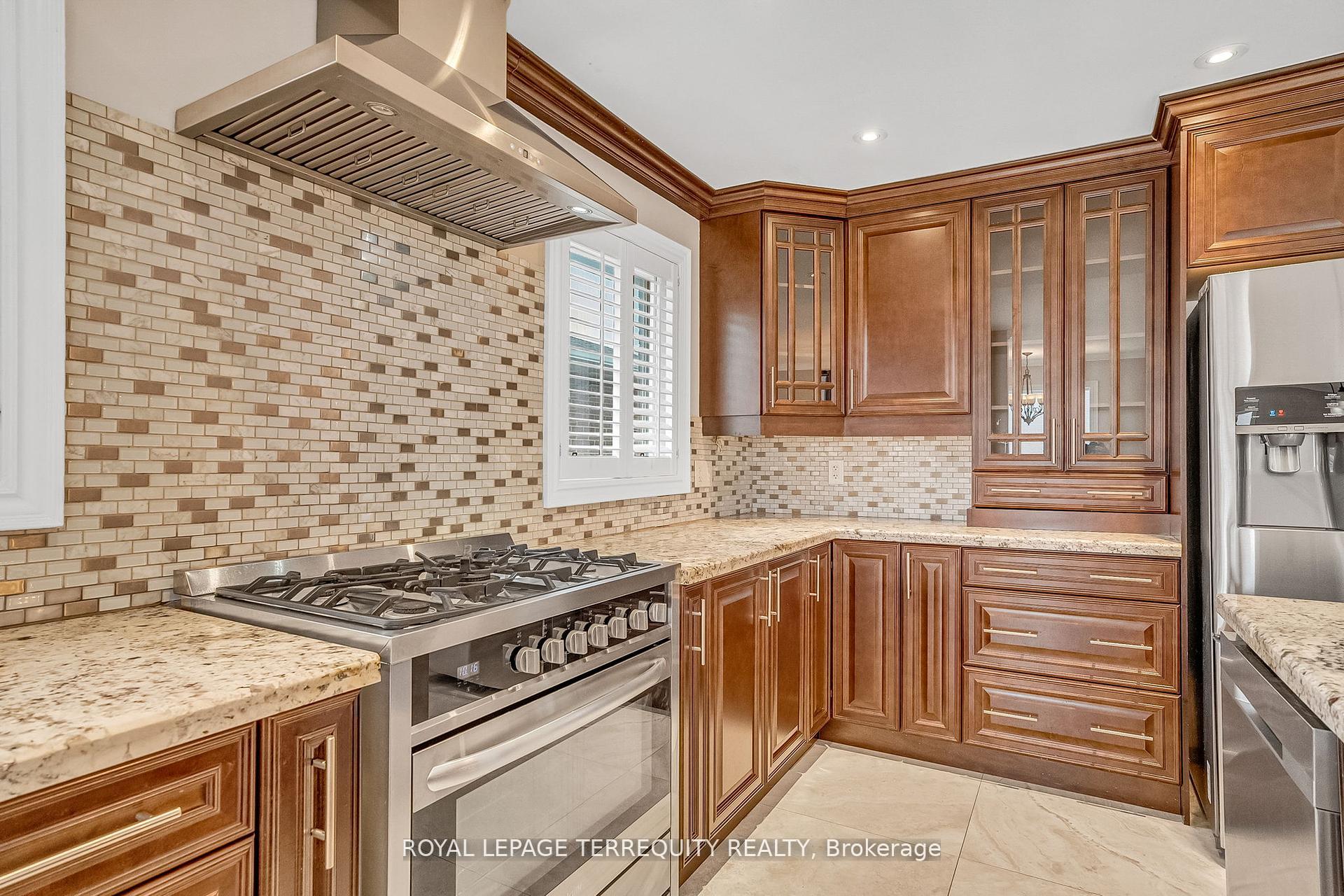 Photo 10 of 17 Agincourt Road, Vaughan, West Woodbridge — HOMEH
