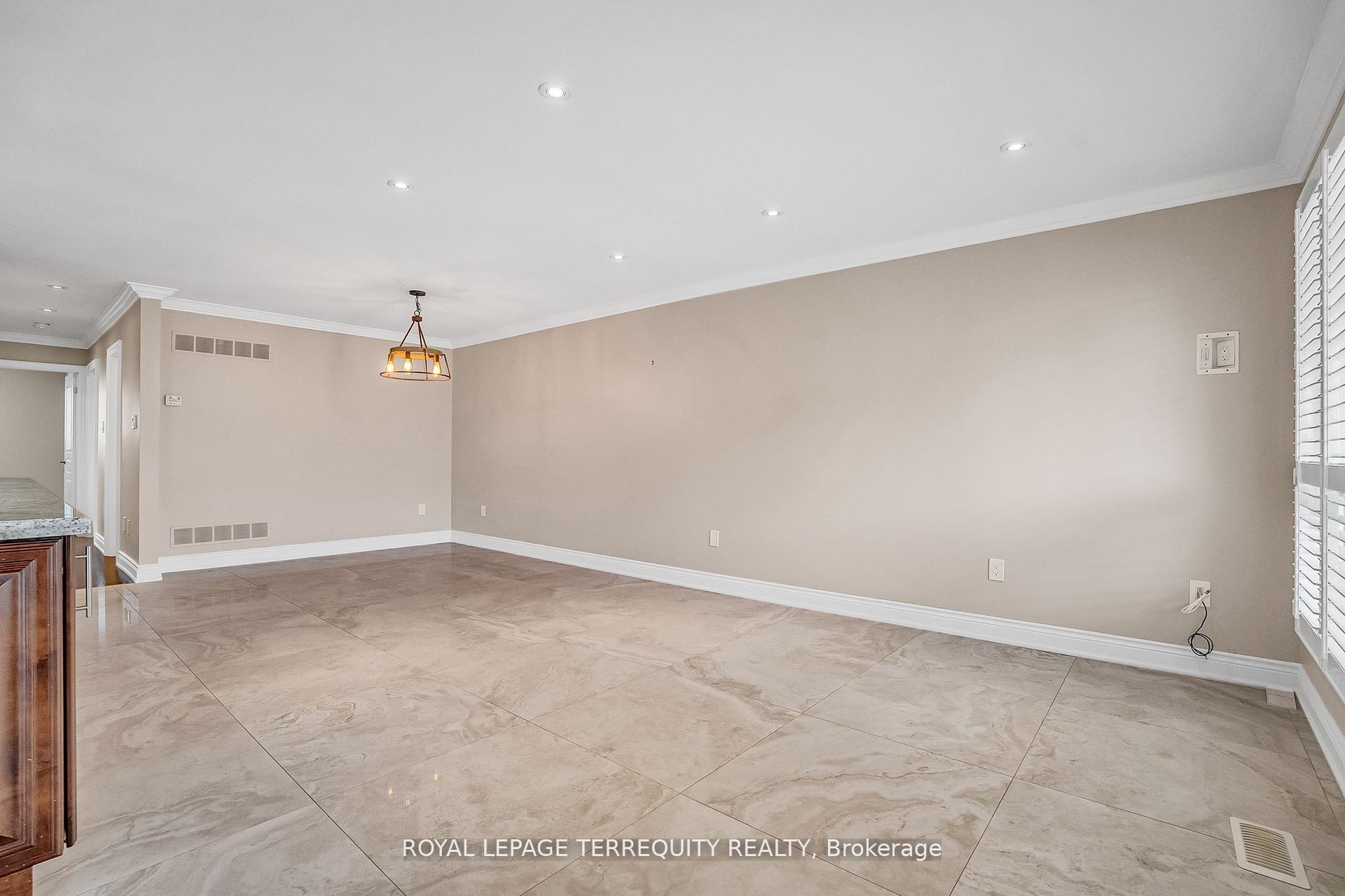 Photo 12 of 17 Agincourt Road, Vaughan, West Woodbridge — HOMEH