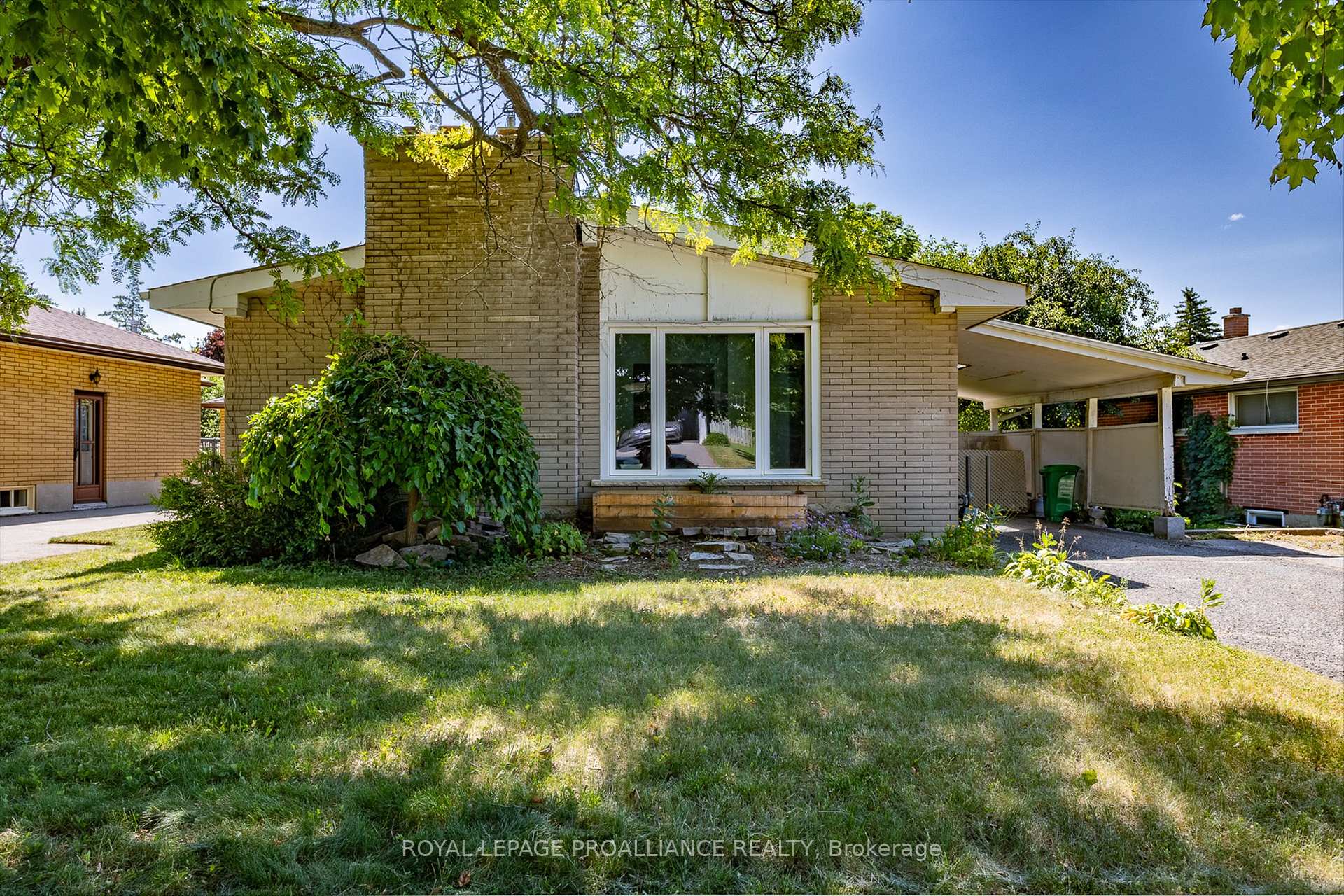 Photo 2 of 1182 Milburn Street, Peterborough, Northcrest Ward 5 — HOMEH