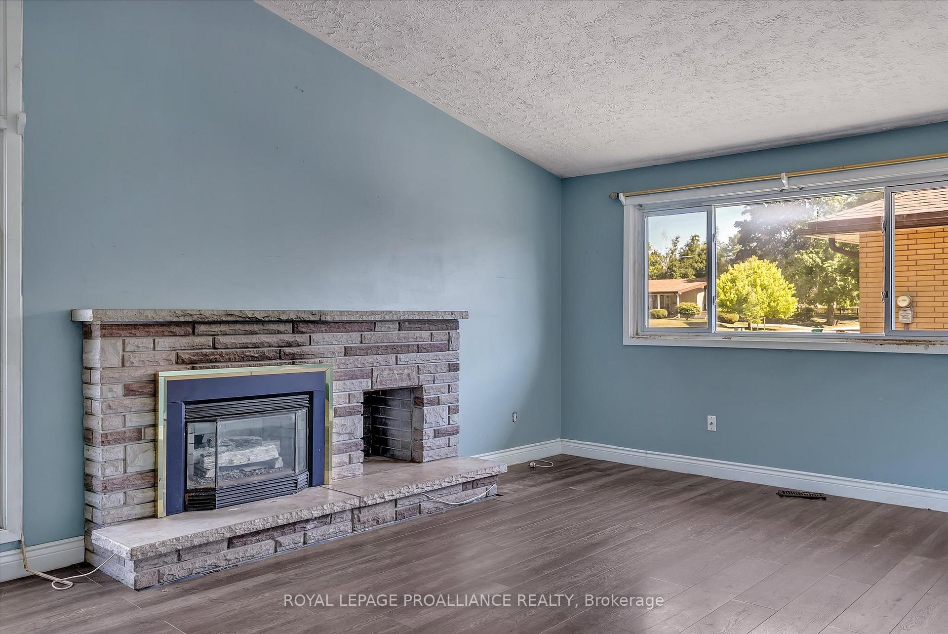 Photo 5 of 1182 Milburn Street, Peterborough, Northcrest Ward 5 — HOMEH