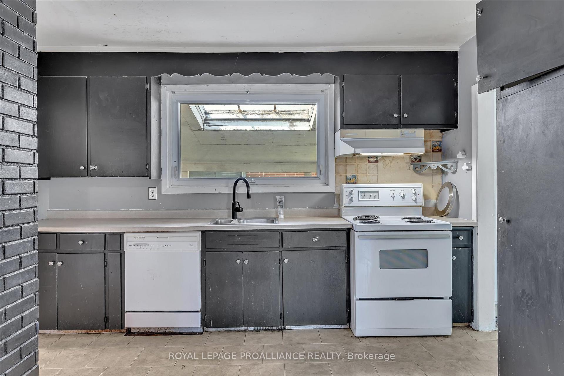 Photo 8 of 1182 Milburn Street, Peterborough, Northcrest Ward 5 — HOMEH