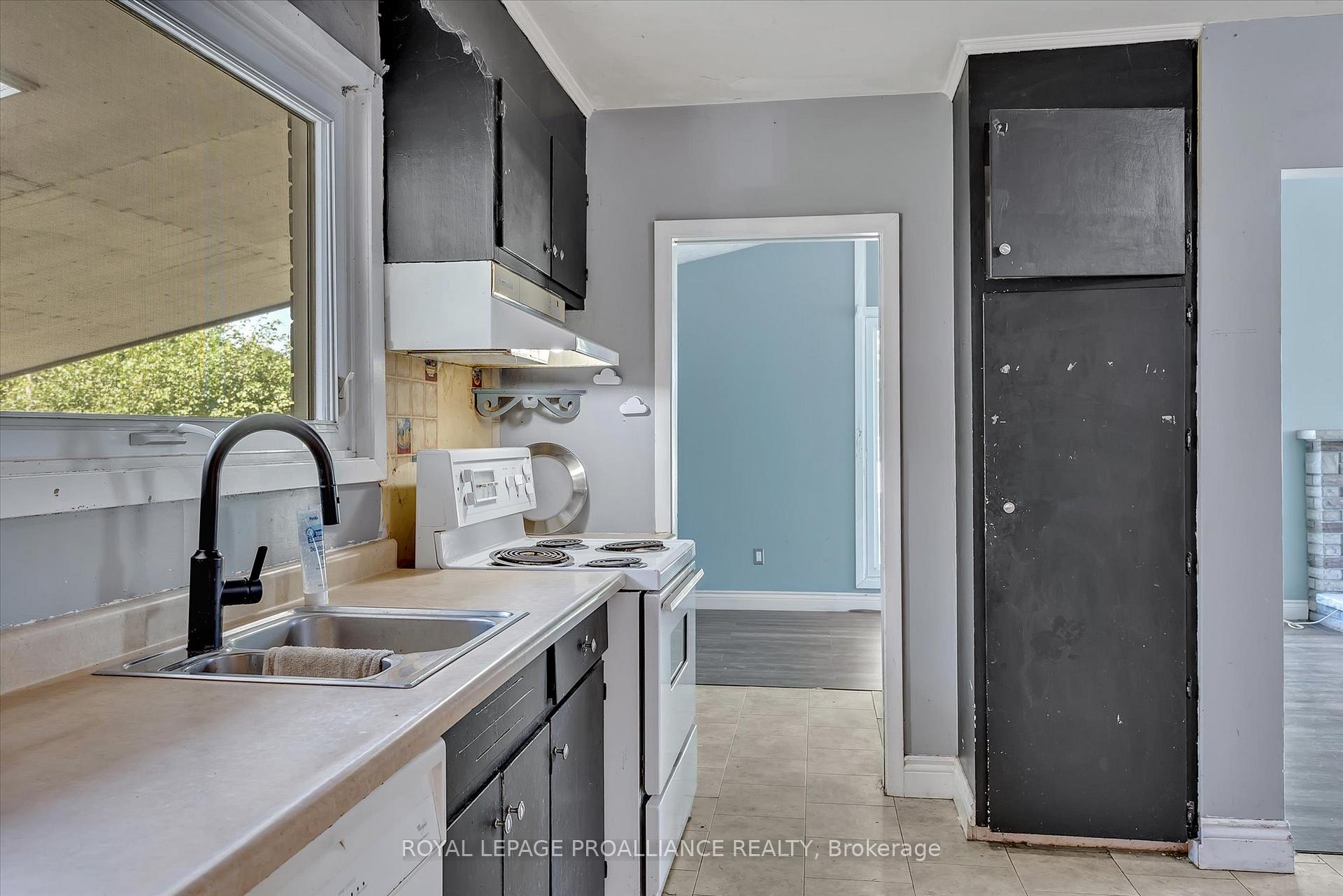 Photo 10 of 1182 Milburn Street, Peterborough, Northcrest Ward 5 — HOMEH