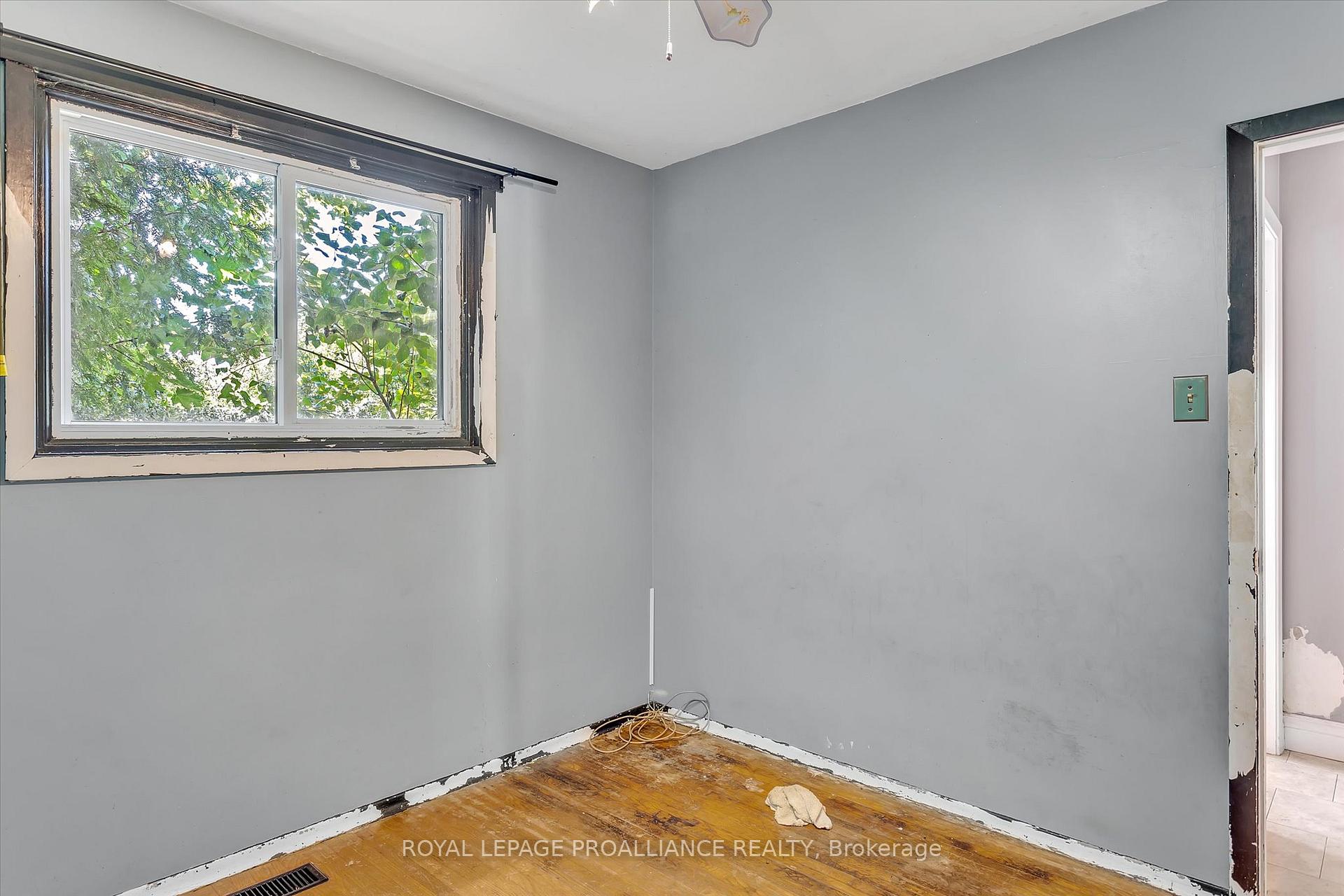 Photo 16 of 1182 Milburn Street, Peterborough, Northcrest Ward 5 — HOMEH