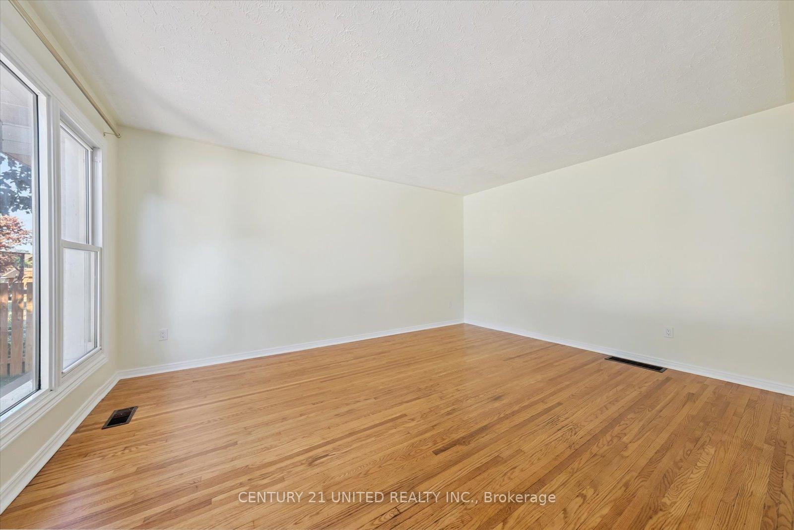 Photo 19 of 521 Raymond Street, Peterborough, Northcrest Ward 5 — HOMEH