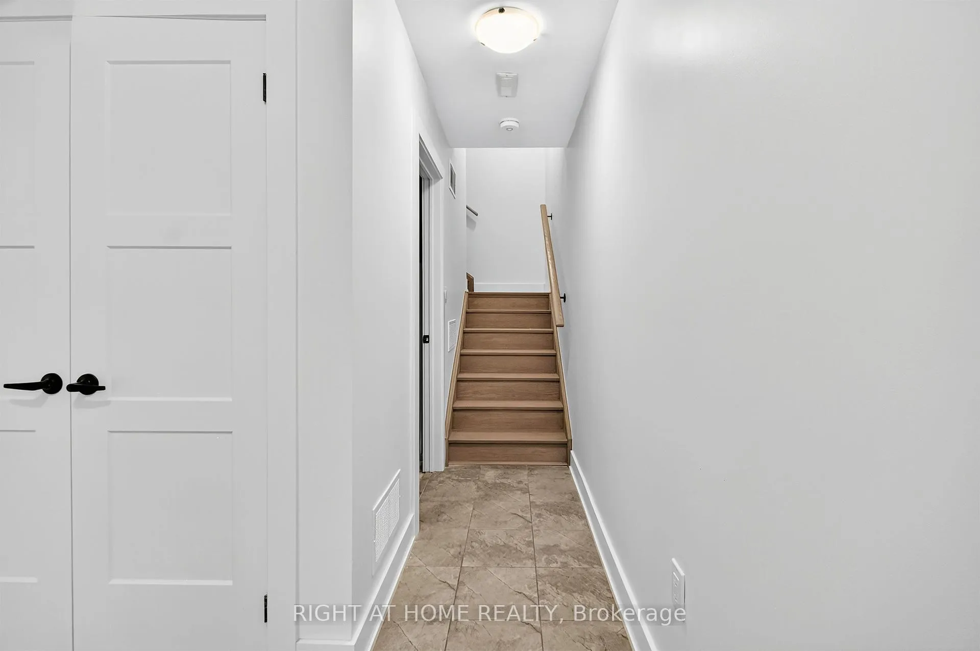 Photo 10 of 29 Wagon Lane, Barrie, Rural Barrie Southeast — HOMEH