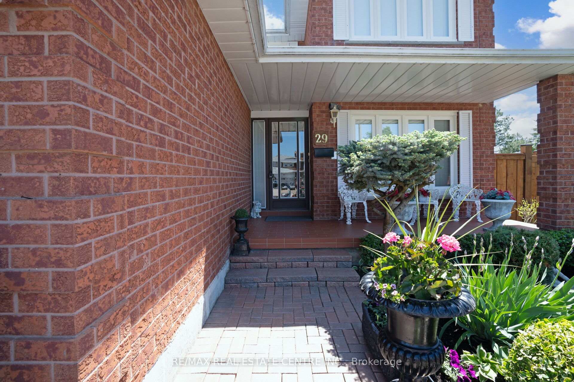 Photo 3 of 29 Janus Place, Vaughan, West Woodbridge — HOMEH