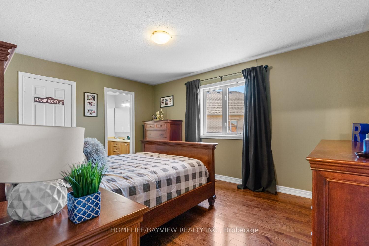 Photo 16 of 33 Tiana Court, Vaughan, Vellore Village — HOMEH