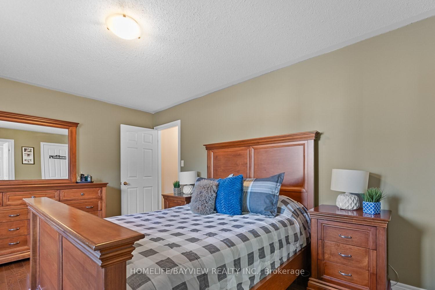 Photo 17 of 33 Tiana Court, Vaughan, Vellore Village — HOMEH