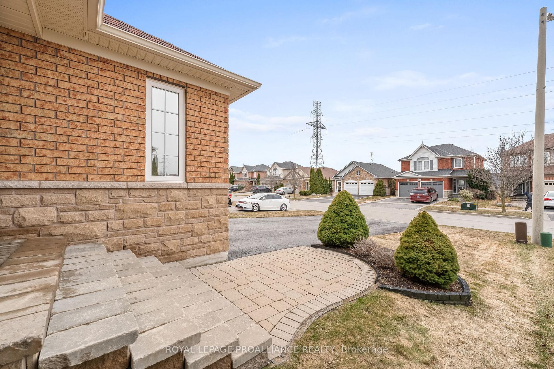 Photo 4 of 1707 Whitestone Drive, Oshawa, Samac — HOMEH