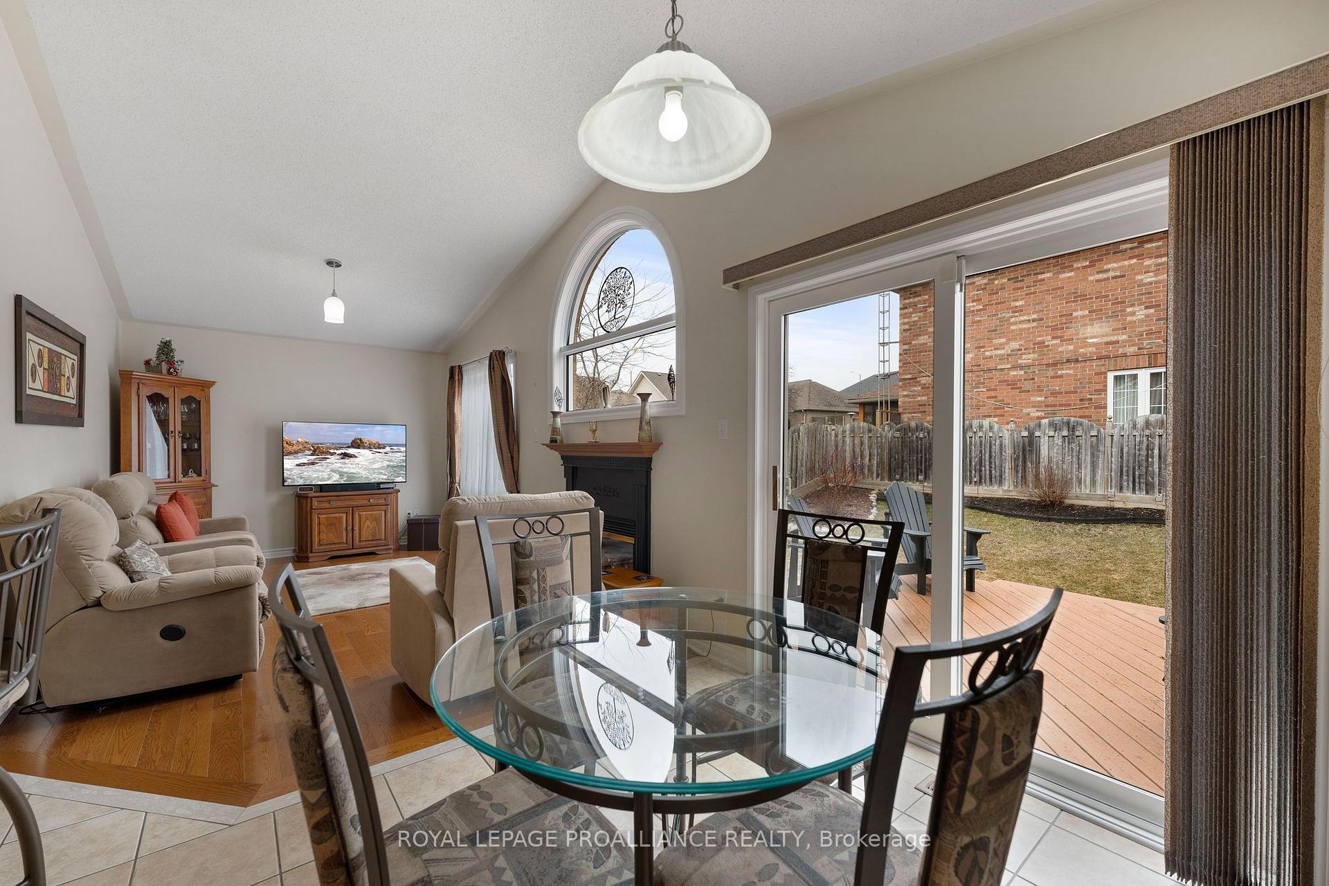 Photo 14 of 1707 Whitestone Drive, Oshawa, Samac — HOMEH