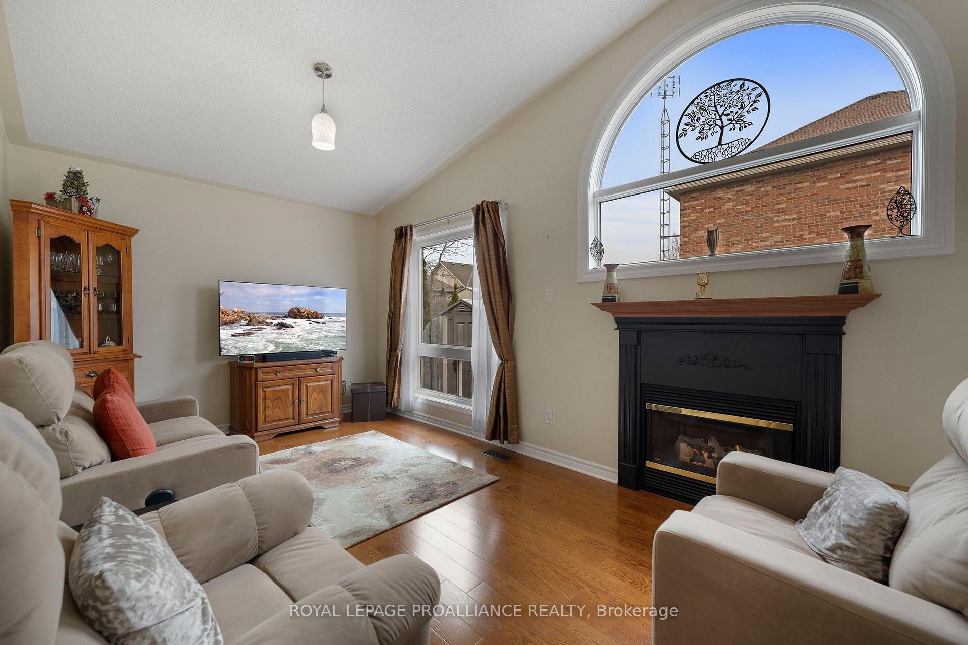 Photo 15 of 1707 Whitestone Drive, Oshawa, Samac — HOMEH