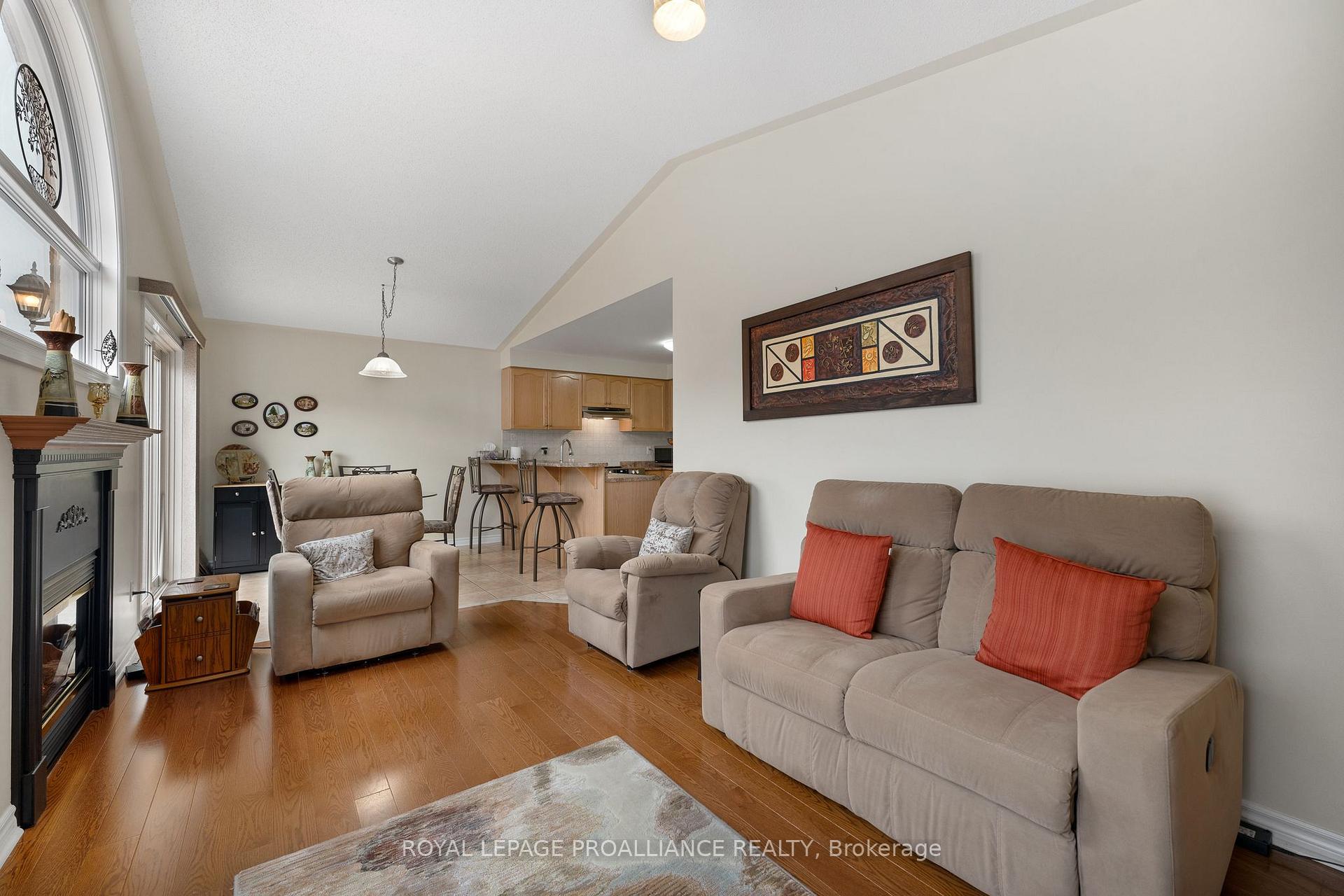 Photo 16 of 1707 Whitestone Drive, Oshawa, Samac — HOMEH