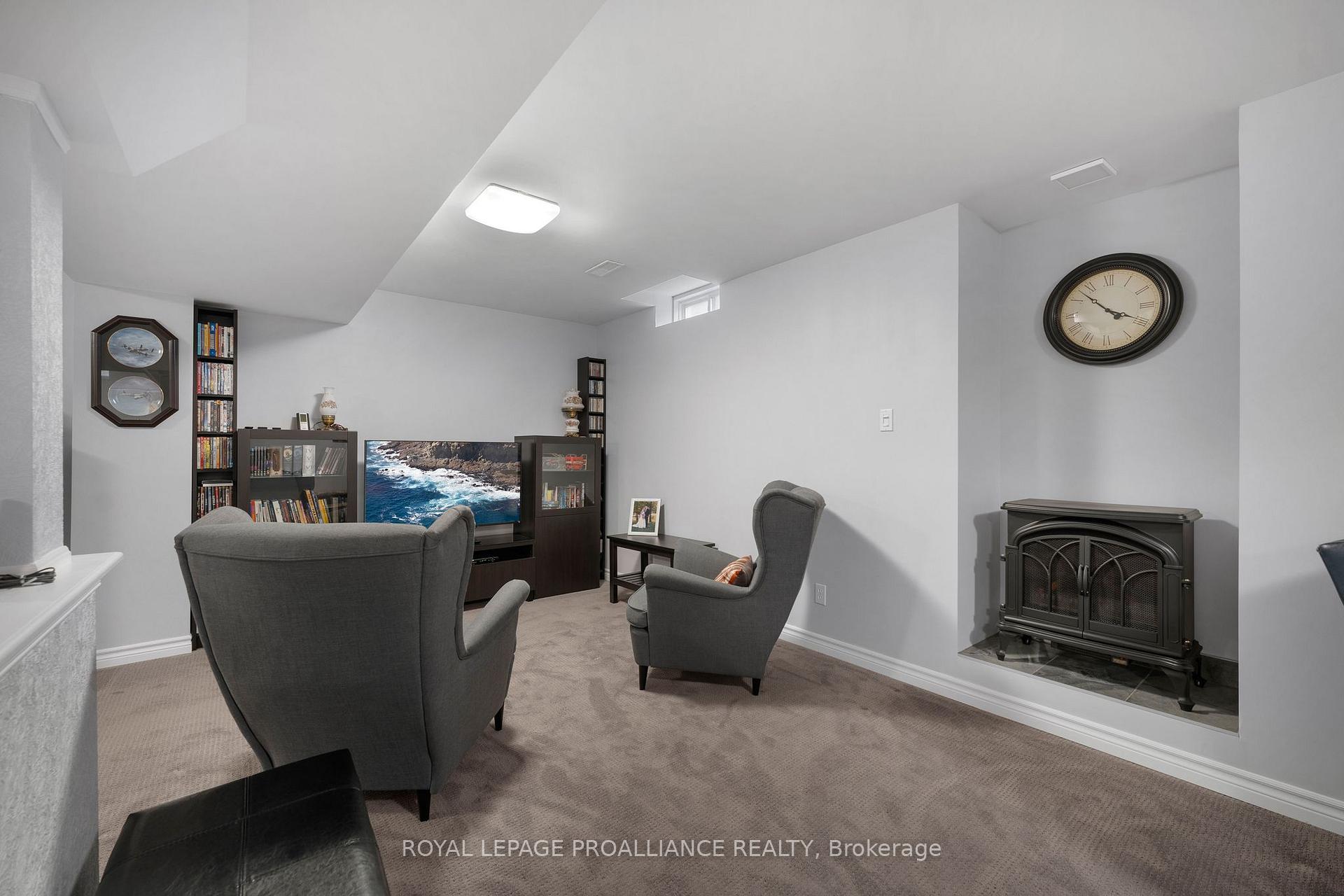 Photo 33 of 1707 Whitestone Drive, Oshawa, Samac — HOMEH
