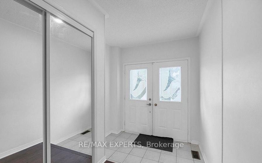 Photo 3 of 11 Wedgewood Place, Vaughan, Concord — HOMEH