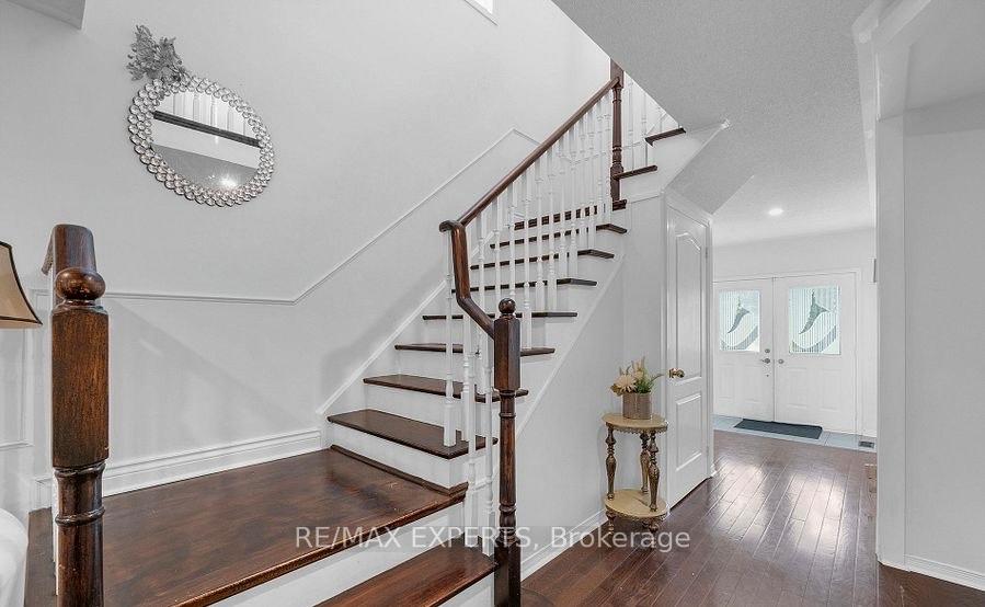 Photo 5 of 11 Wedgewood Place, Vaughan, Concord — HOMEH
