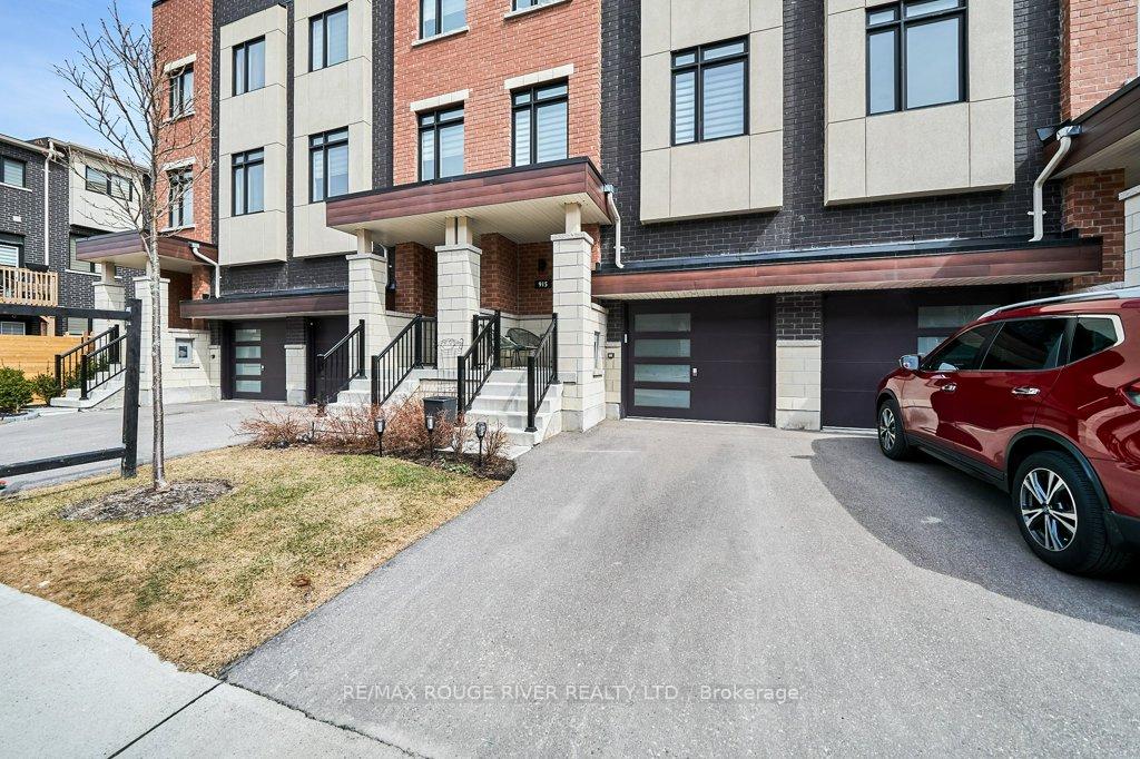 Photo 3 of 915 Kicking Horse Path, Oshawa, McLaughlin — HOMEH