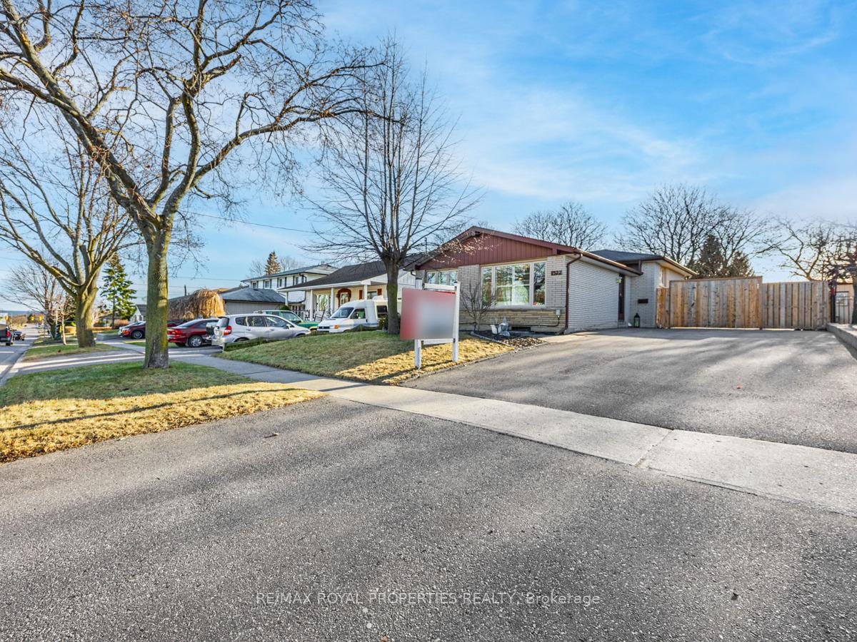 Photo 3 of 1322 Cedar Street, Oshawa, Lakeview — HOMEH