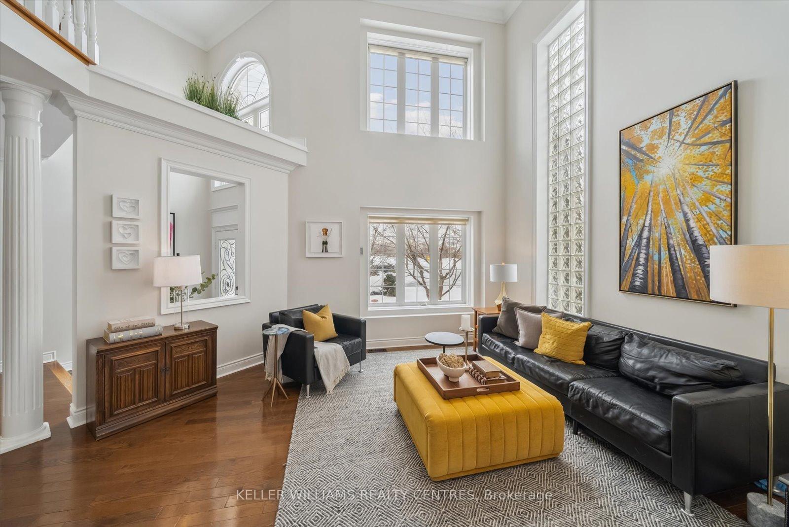 Photo 4 of 135 Sanibel Crescent, Vaughan, Uplands — HOMEH