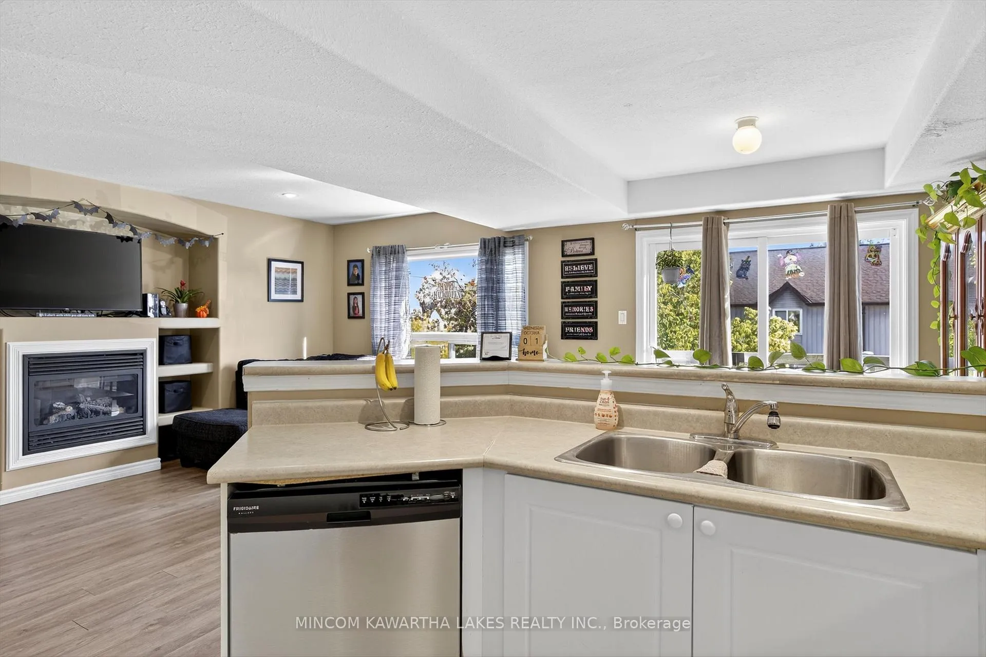 Photo 11 of 724 Trailview Drive, Peterborough, Ashburnham Ward 4 — HOMEH