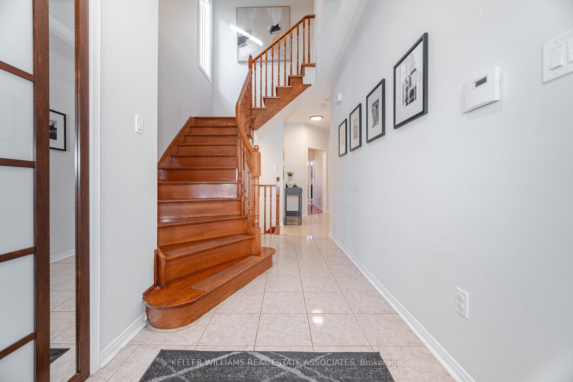Photo 5 of 32 Blue Willow Drive, Vaughan, East Woodbridge — HOMEH