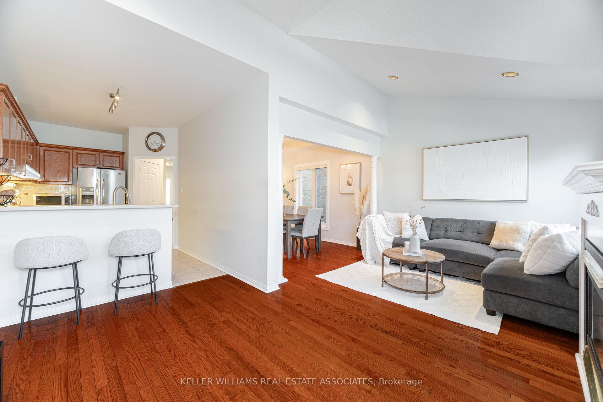 Photo 15 of 32 Blue Willow Drive, Vaughan, East Woodbridge — HOMEH