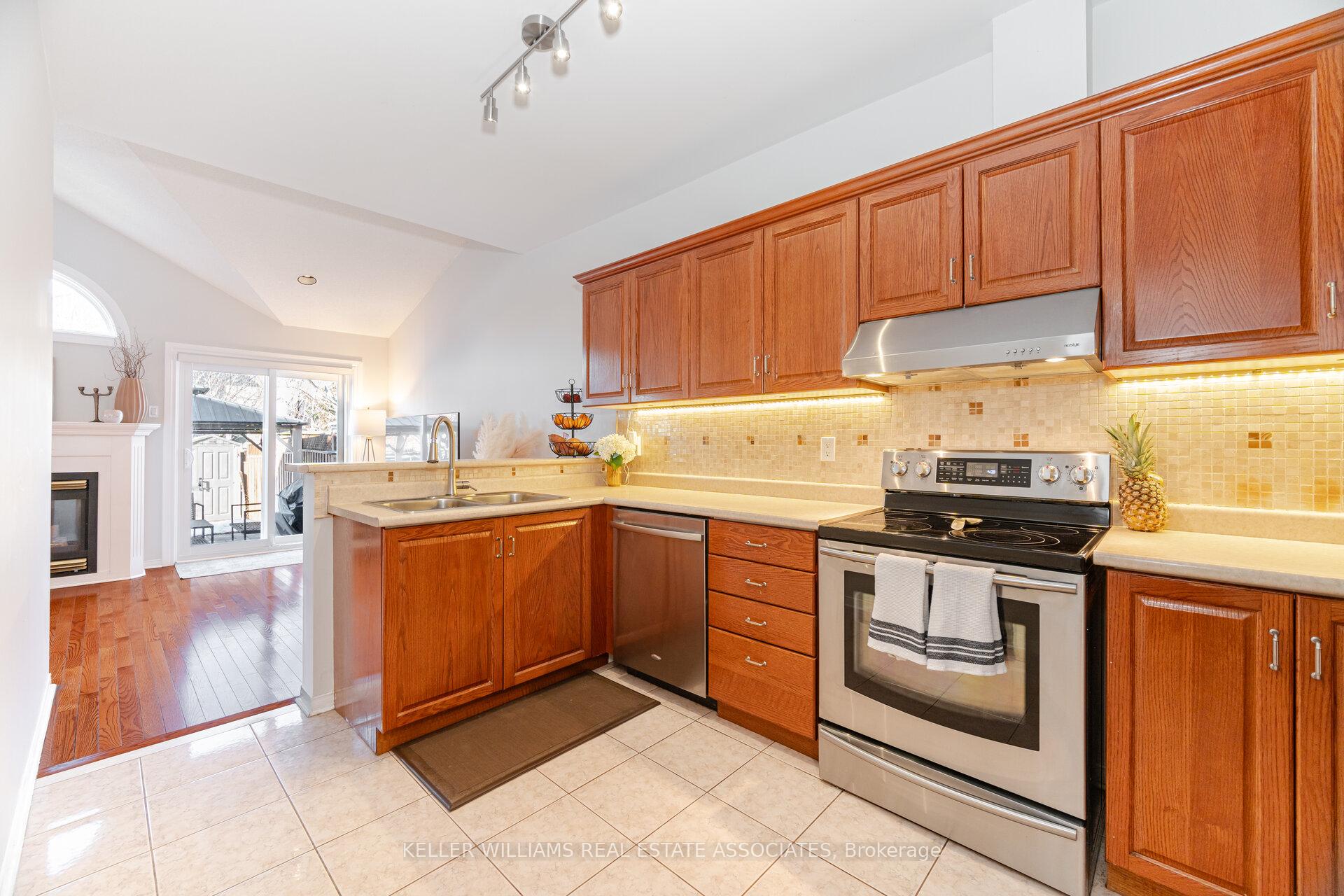 Photo 16 of 32 Blue Willow Drive, Vaughan, East Woodbridge — HOMEH