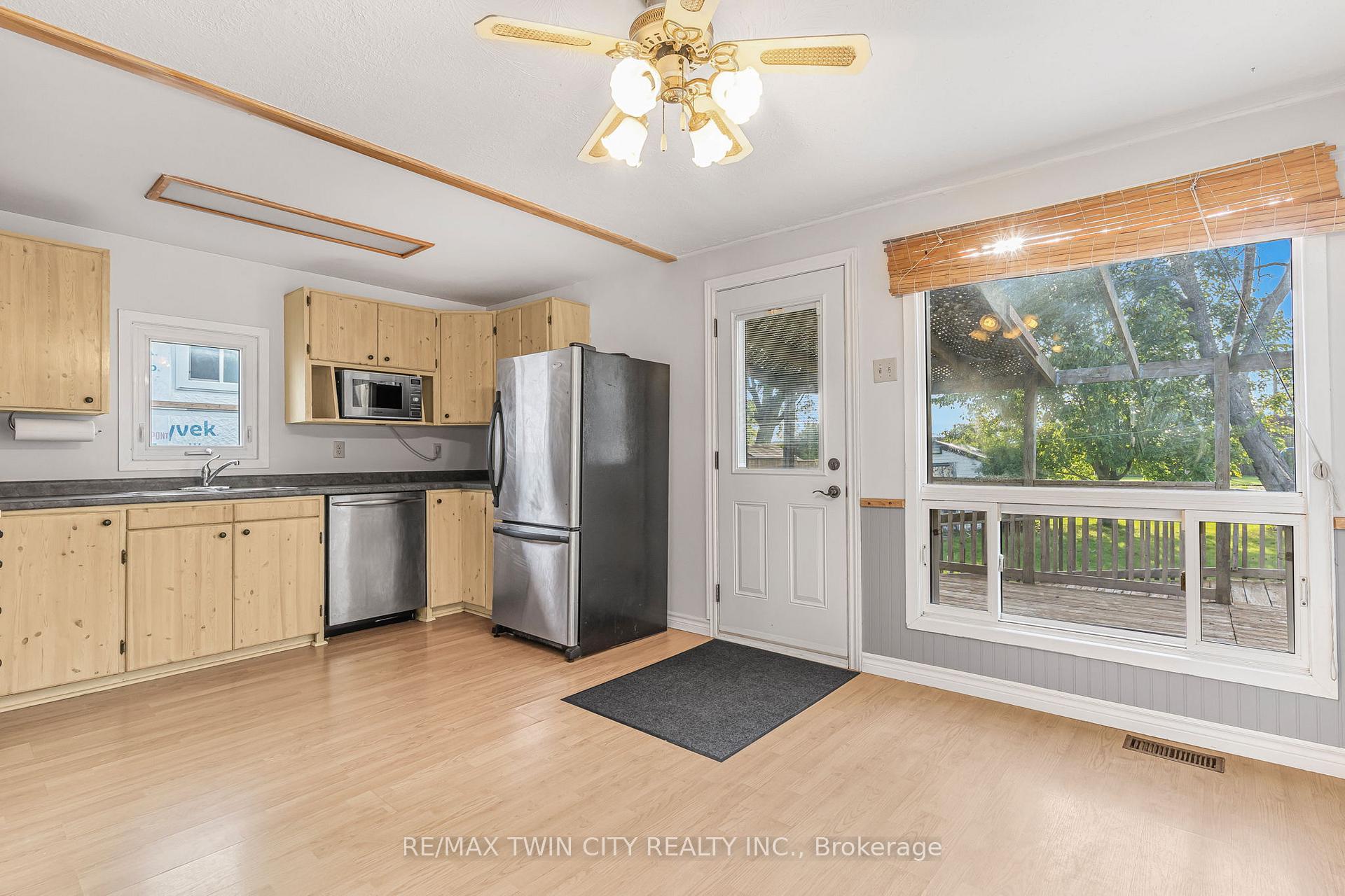Photo 8 of 858 Wright Street, Welland, Lincoln/Crowland — HOMEH