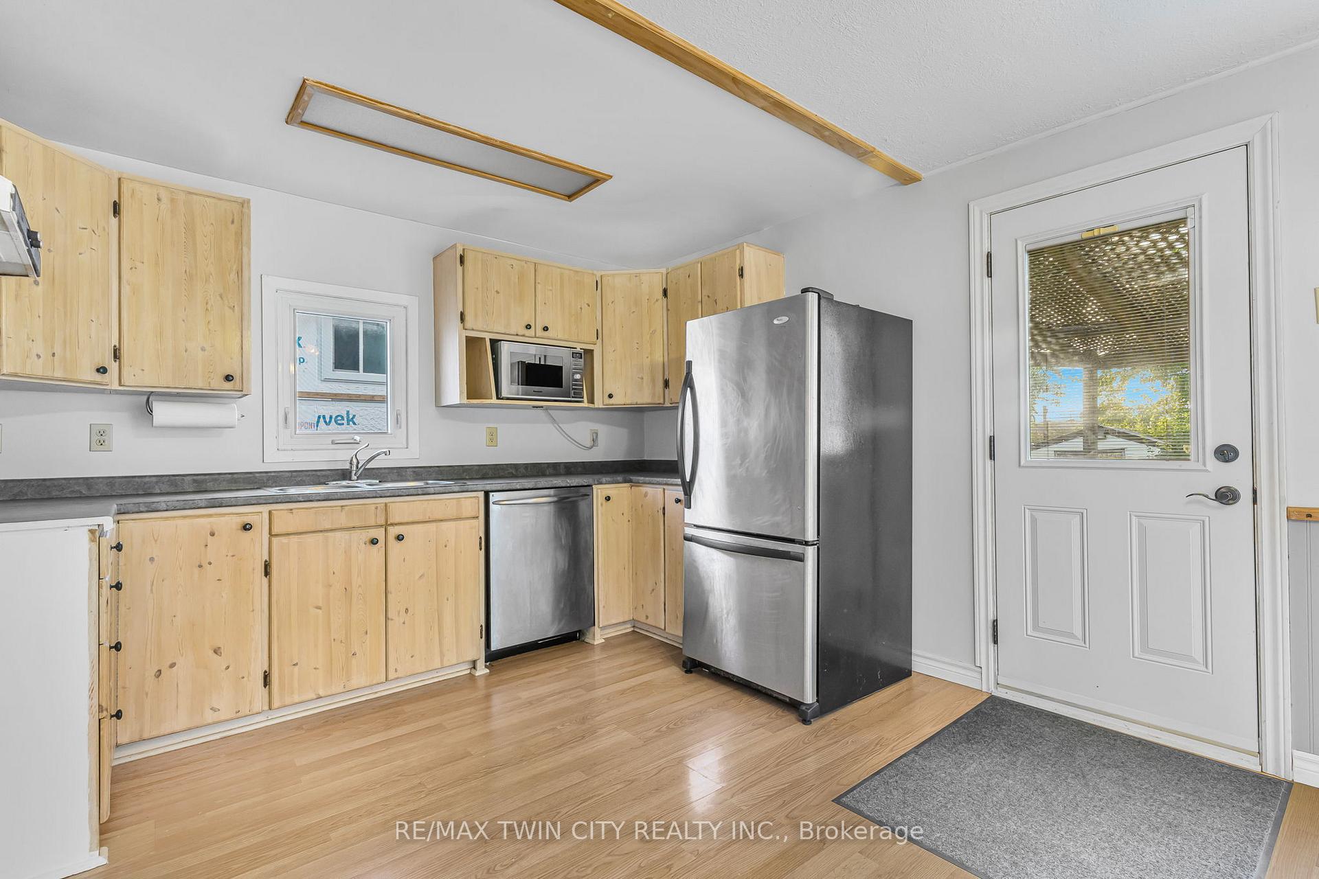 Photo 10 of 858 Wright Street, Welland, Lincoln/Crowland — HOMEH